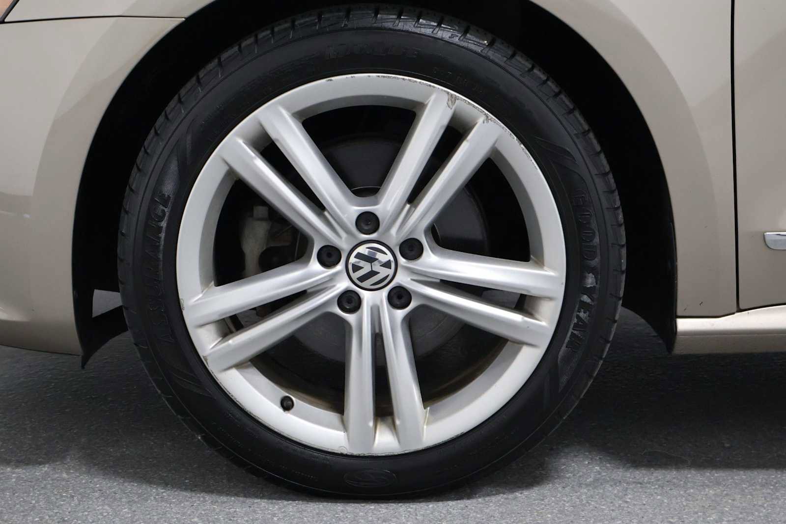 Used 2015 Volkswagen Passat TDI SEL Premium FWD image 35