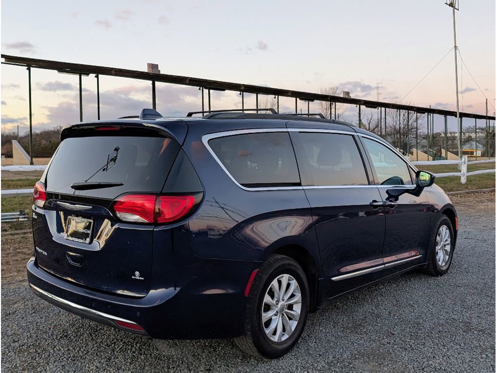 Used 2017 Chrysler Pacifica Touring-L image 7