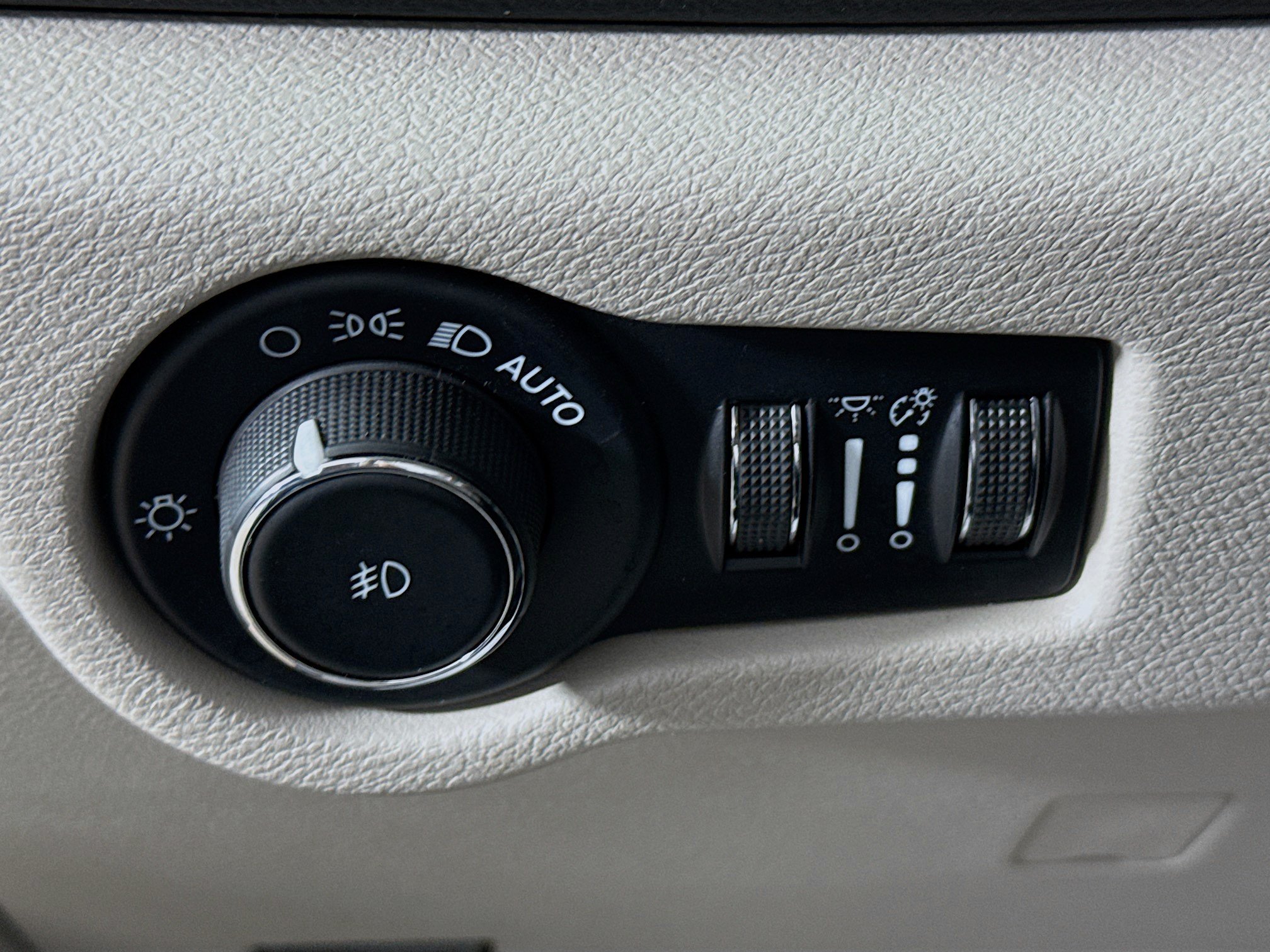 Used 2023 Chrysler Pacifica Touring-L FWD image 9
