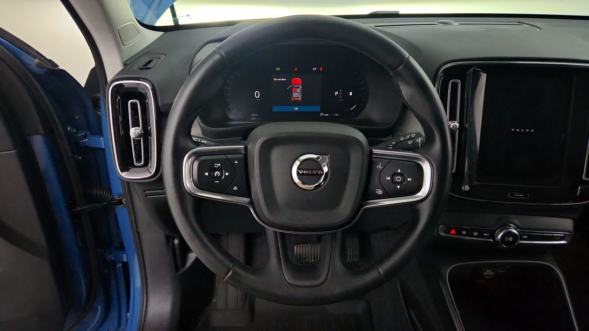 Used 2025 Volvo XC40 B5 Plus AWD/4WD image 4
