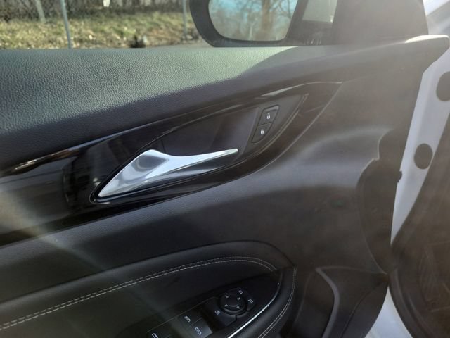 Used 2018 Buick Regal Essence FWD image 23