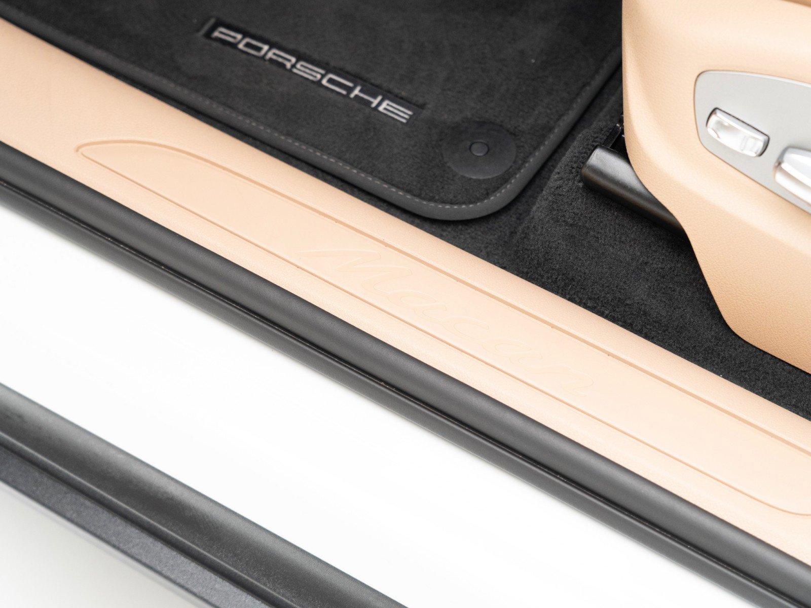 Certified 2025 Porsche Macan image 14