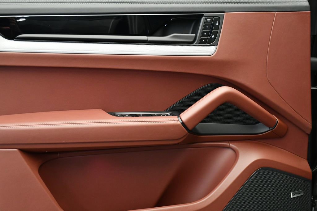 Certified 2025 Porsche Cayenne image 38