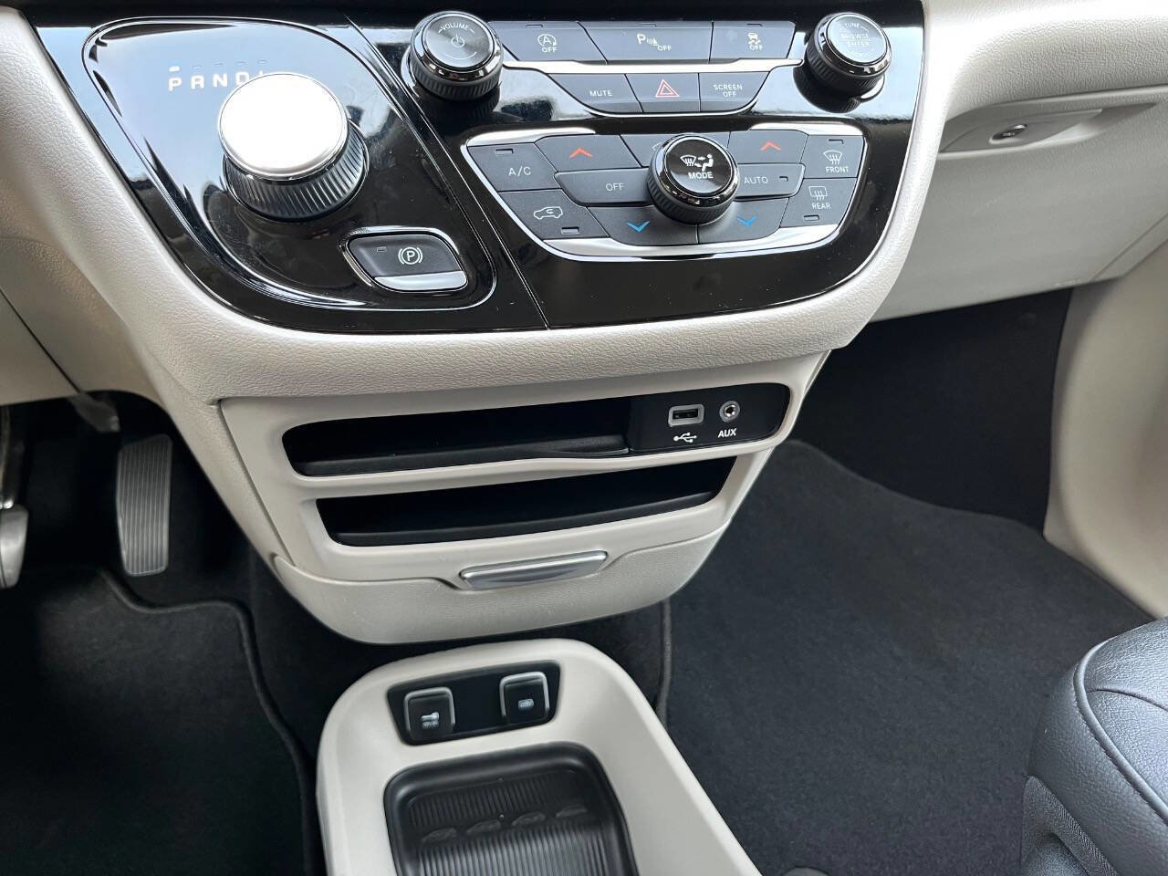 Used 2020 Chrysler Pacifica Touring-L image 33