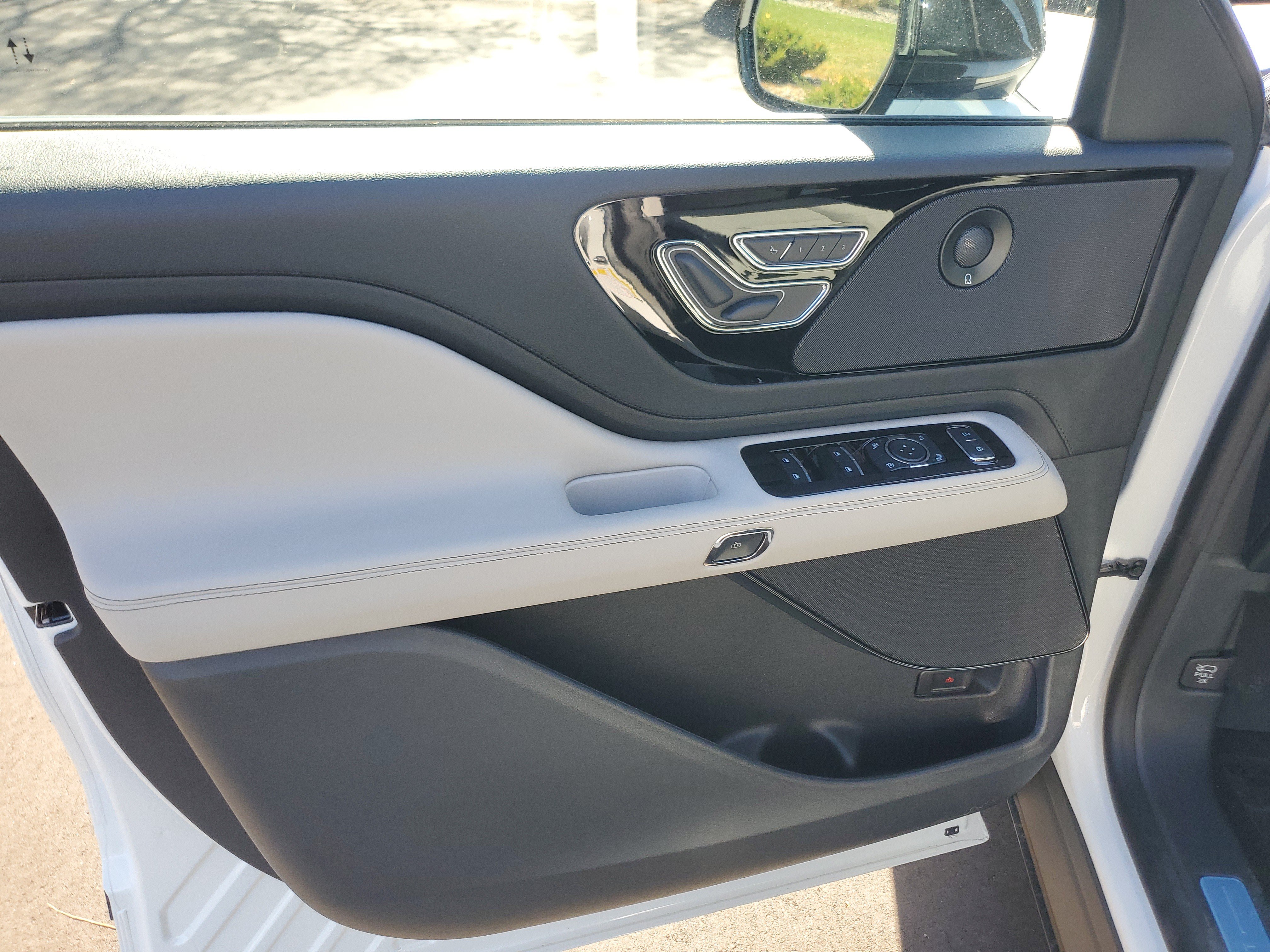 New 2027 Lincoln Aviator AWD image 8