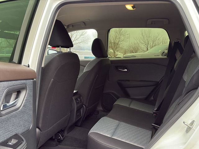 Used 2023 Nissan Rogue SV AWD/4WD image 13