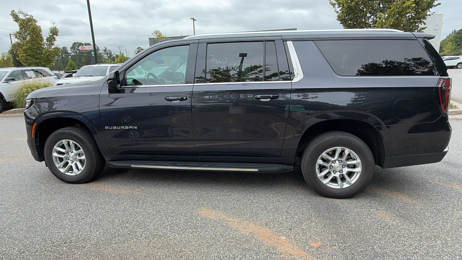 Used 2025 Chevrolet Suburban LT RWD image 11