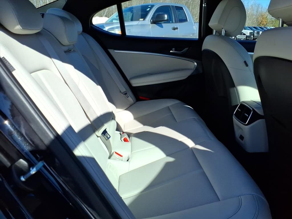 Used 2025 Genesis G70 2.5T image 7