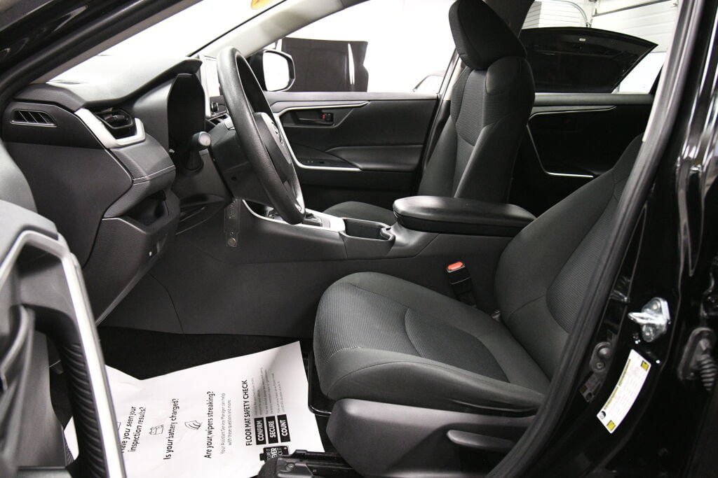 Certified 2025 Toyota RAV4 LE AWD/4WD image 9