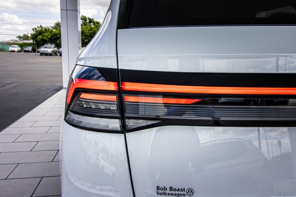 Certified 2025 Volkswagen Taos SE w/ Black Wheel Package image 13