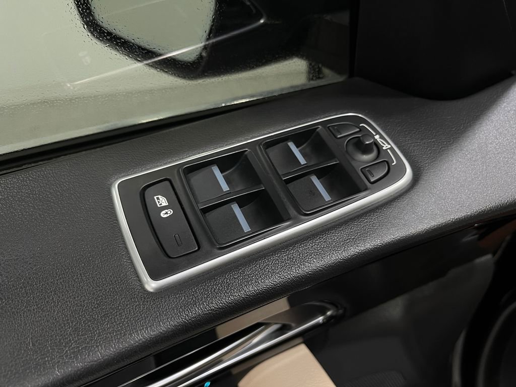 Used 2020 Jaguar F-PACE Premium image 17