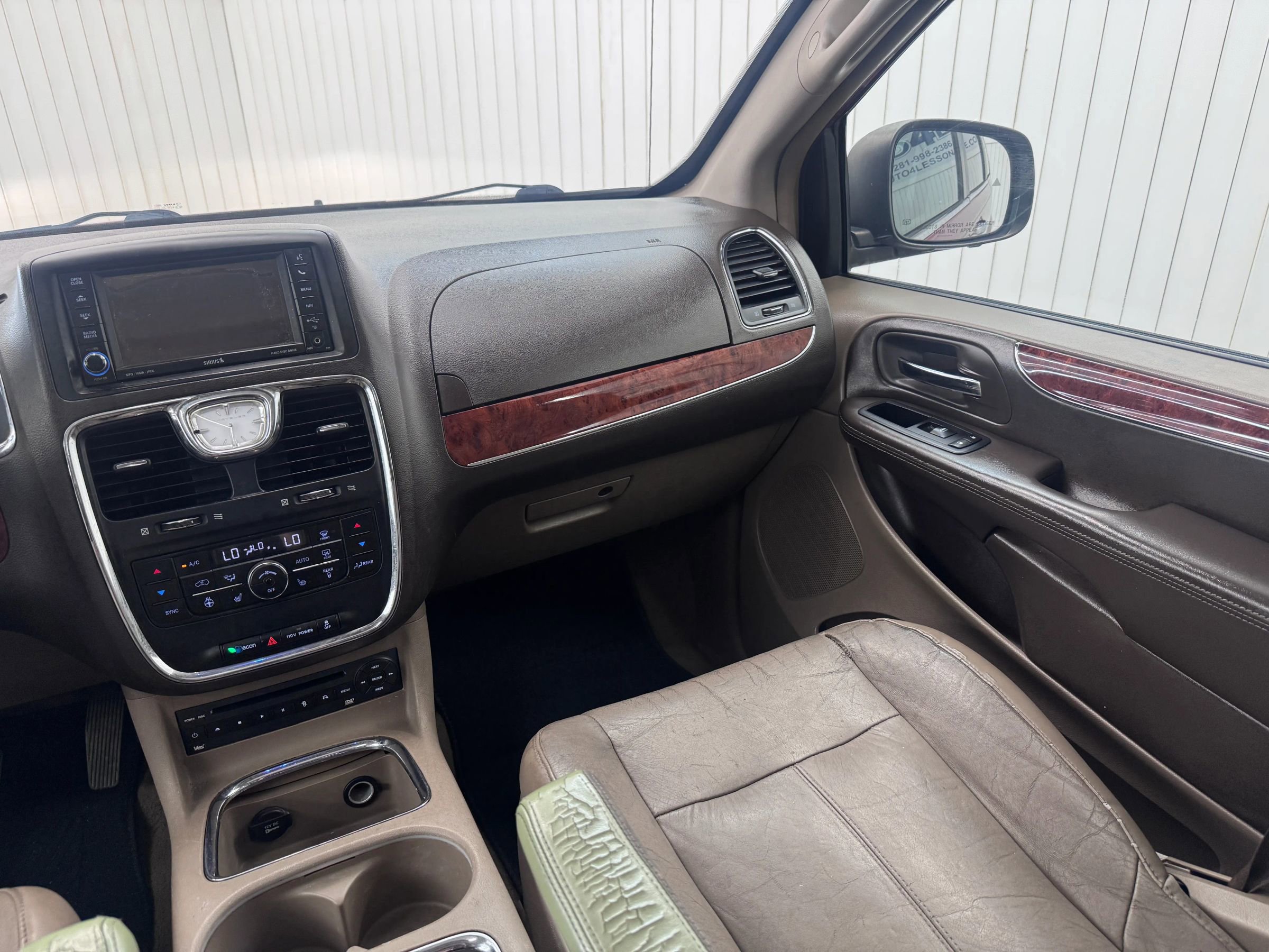 Used 2012 Chrysler Town & Country Limited w/ Luxury Group image 17