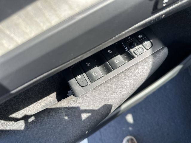 Used 2023 Volvo XC40 B5 Plus w/ Climate Package image 18