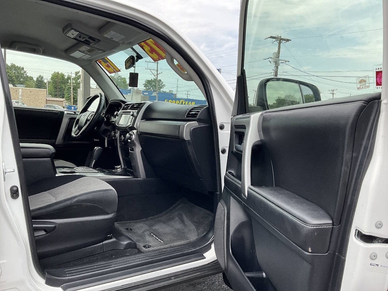 Used 2015 Toyota 4Runner SR5 w/ Four Season Floor Mat Package AWD/4WD image 28