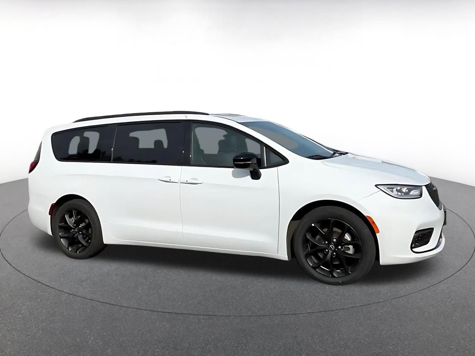 Used 2025 Chrysler Pacifica Limited image 16