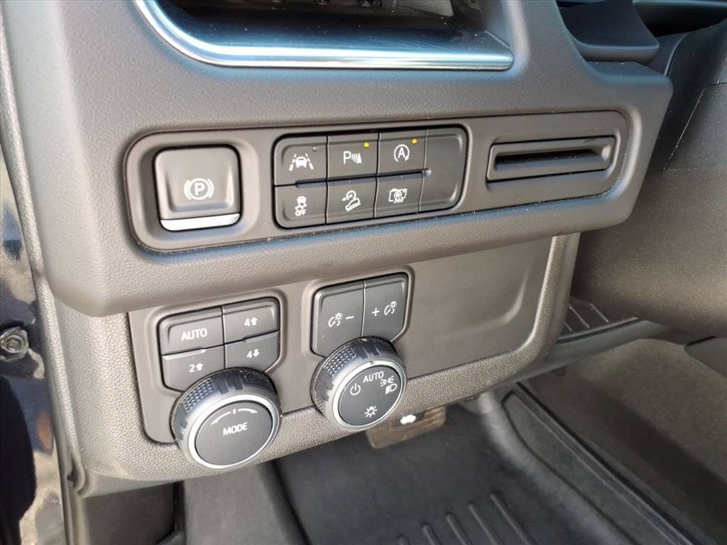 Used 2023 Chevrolet Tahoe Z71 w/ Luxury Package AWD/4WD image 25