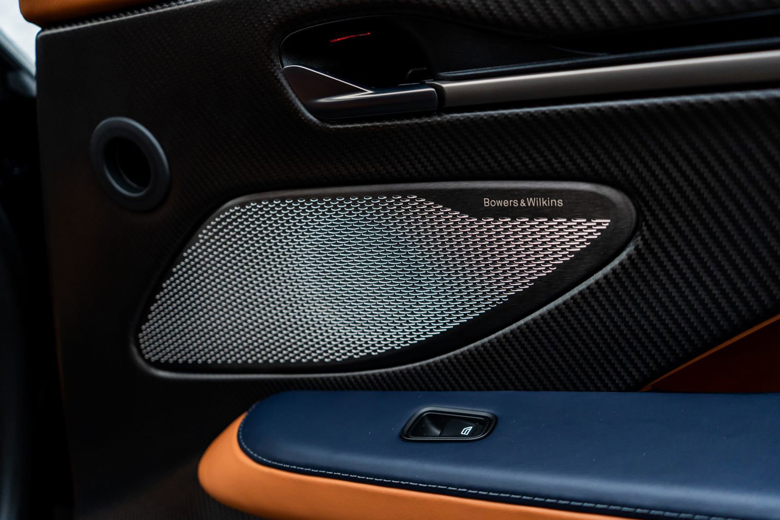 Used 2025 Aston Martin Vanquish image 40