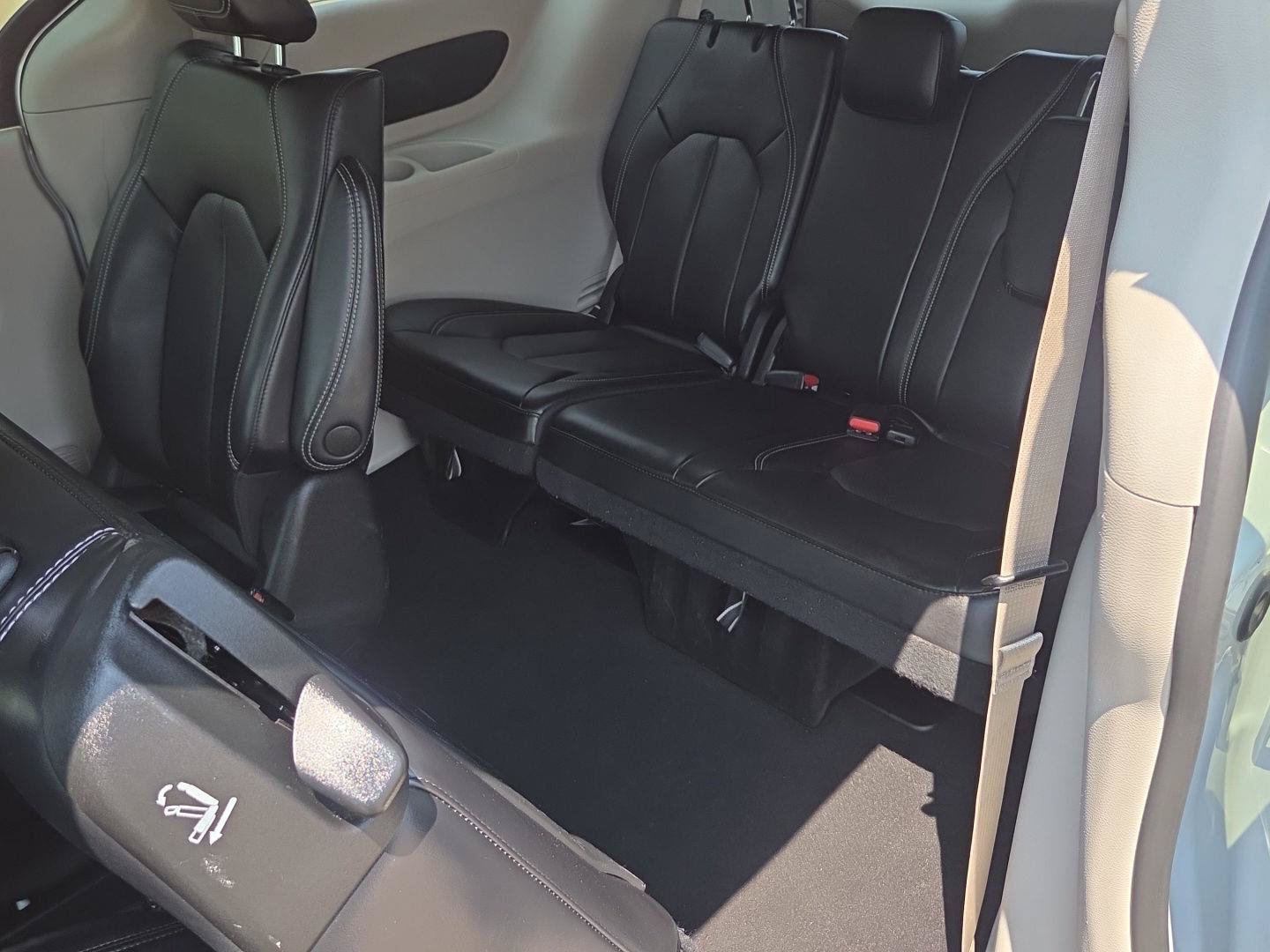 Used 2023 Chrysler Pacifica Touring-L FWD image 13