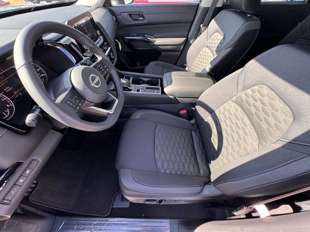 New 2025 Nissan Pathfinder SV image 9