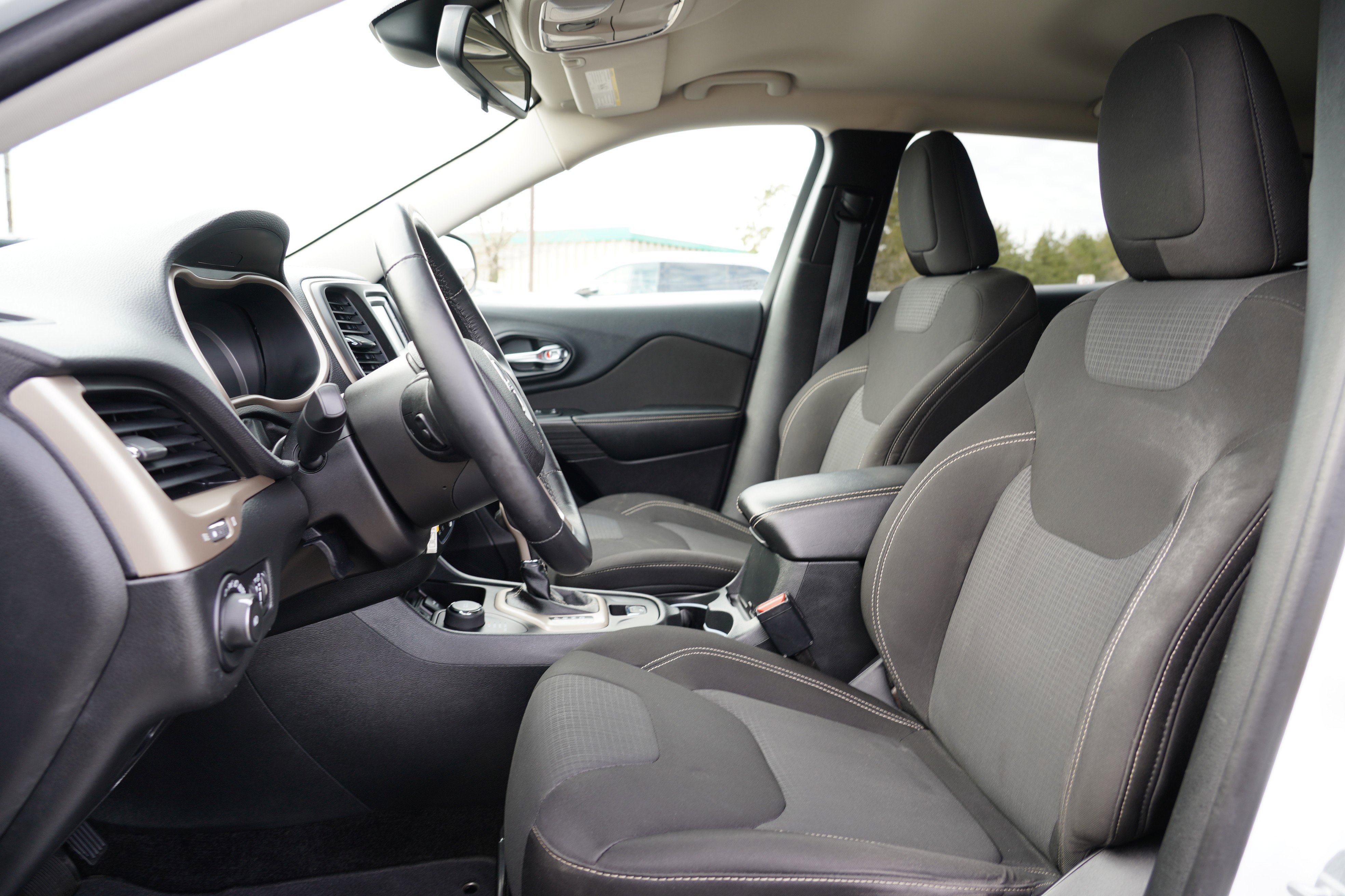 Used 2015 Jeep Cherokee Latitude image 12