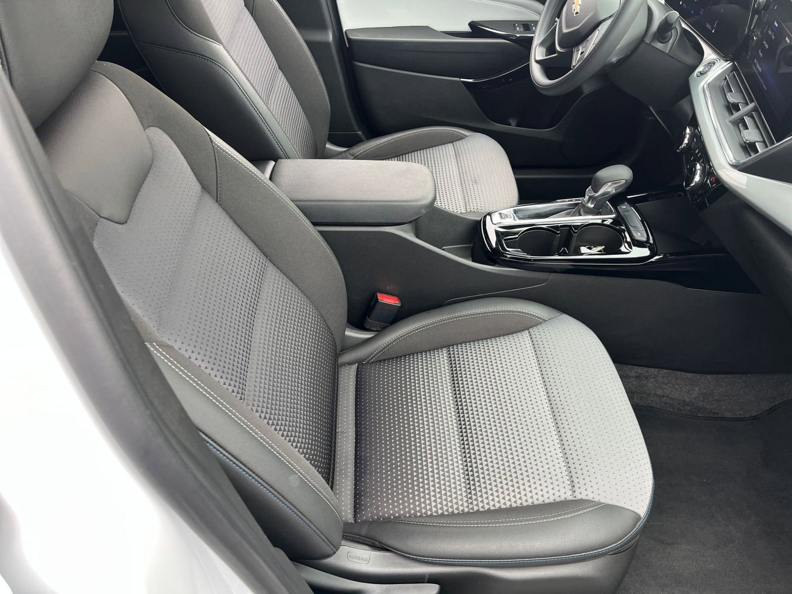 Used 2025 Chevrolet Trax LT image 36