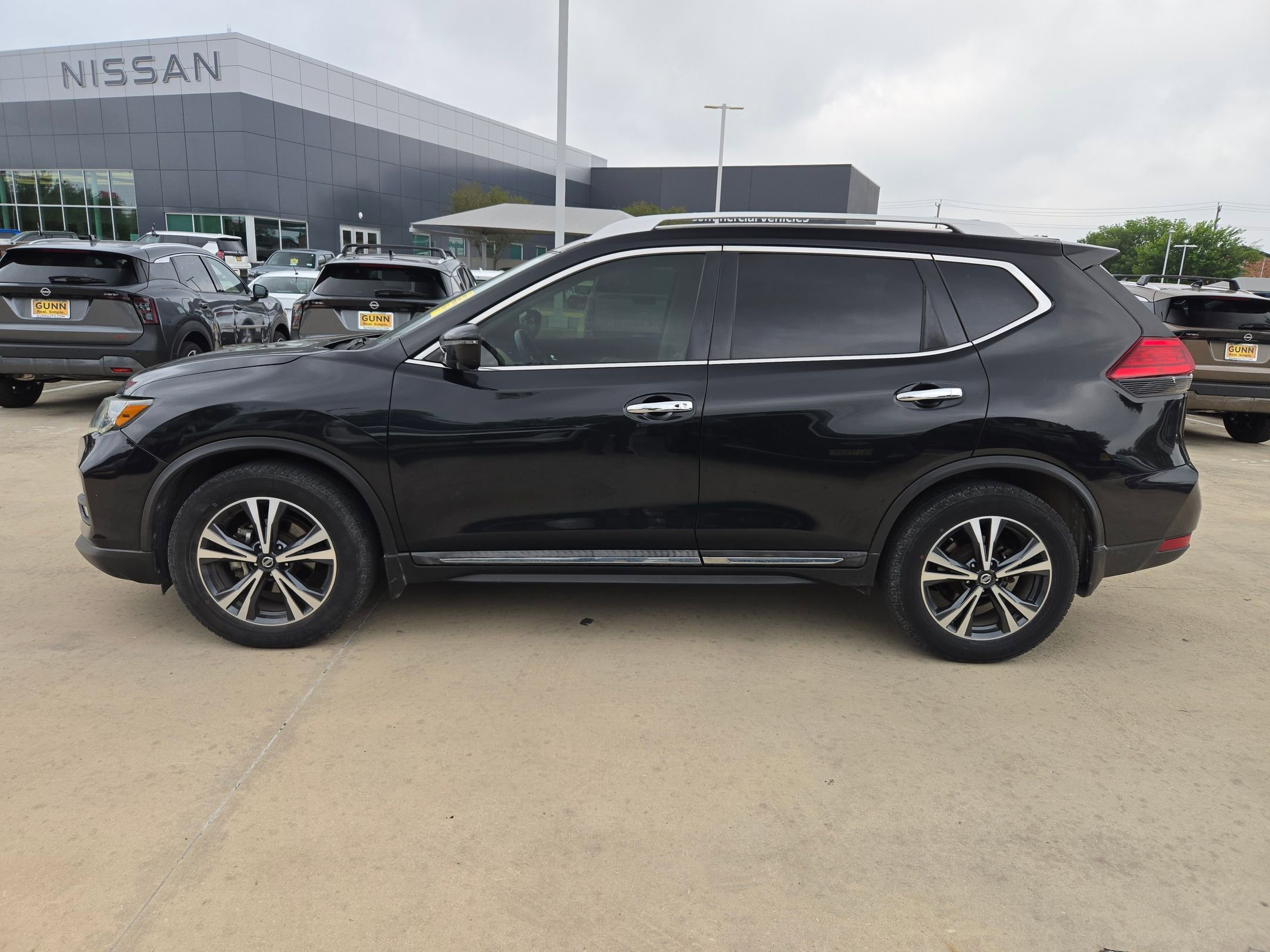 Used 2017 Nissan Rogue SL w/ SL Premium Package FWD image 6