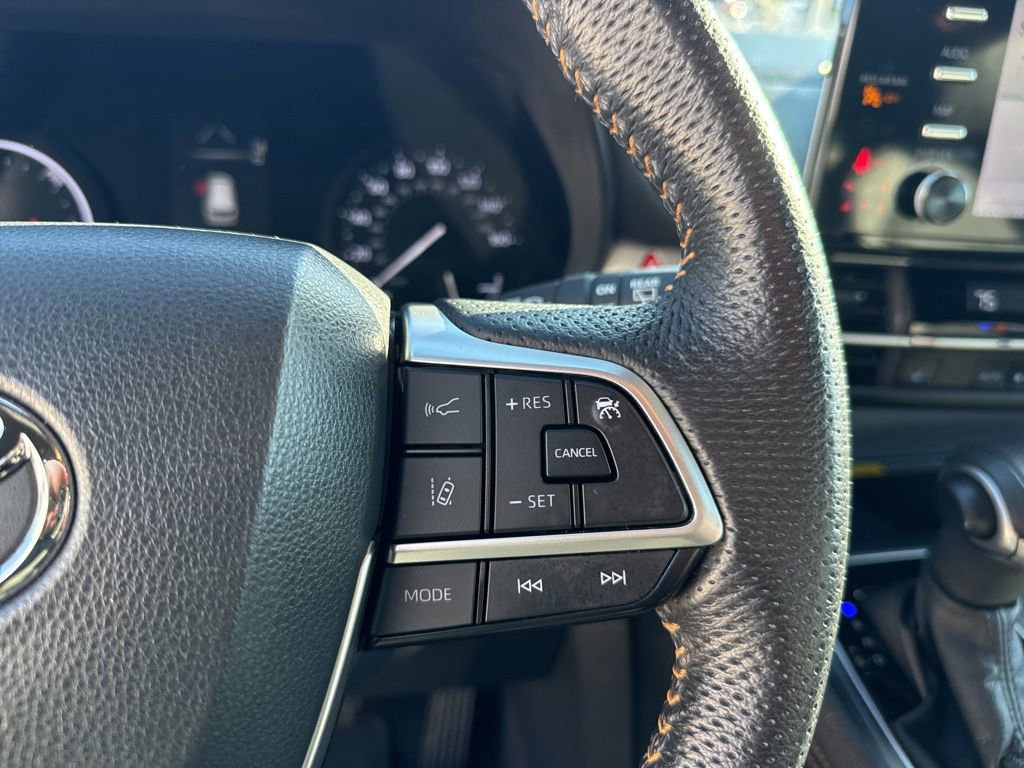 Used 2023 Toyota Sienna XLE Woodland Edition image 13