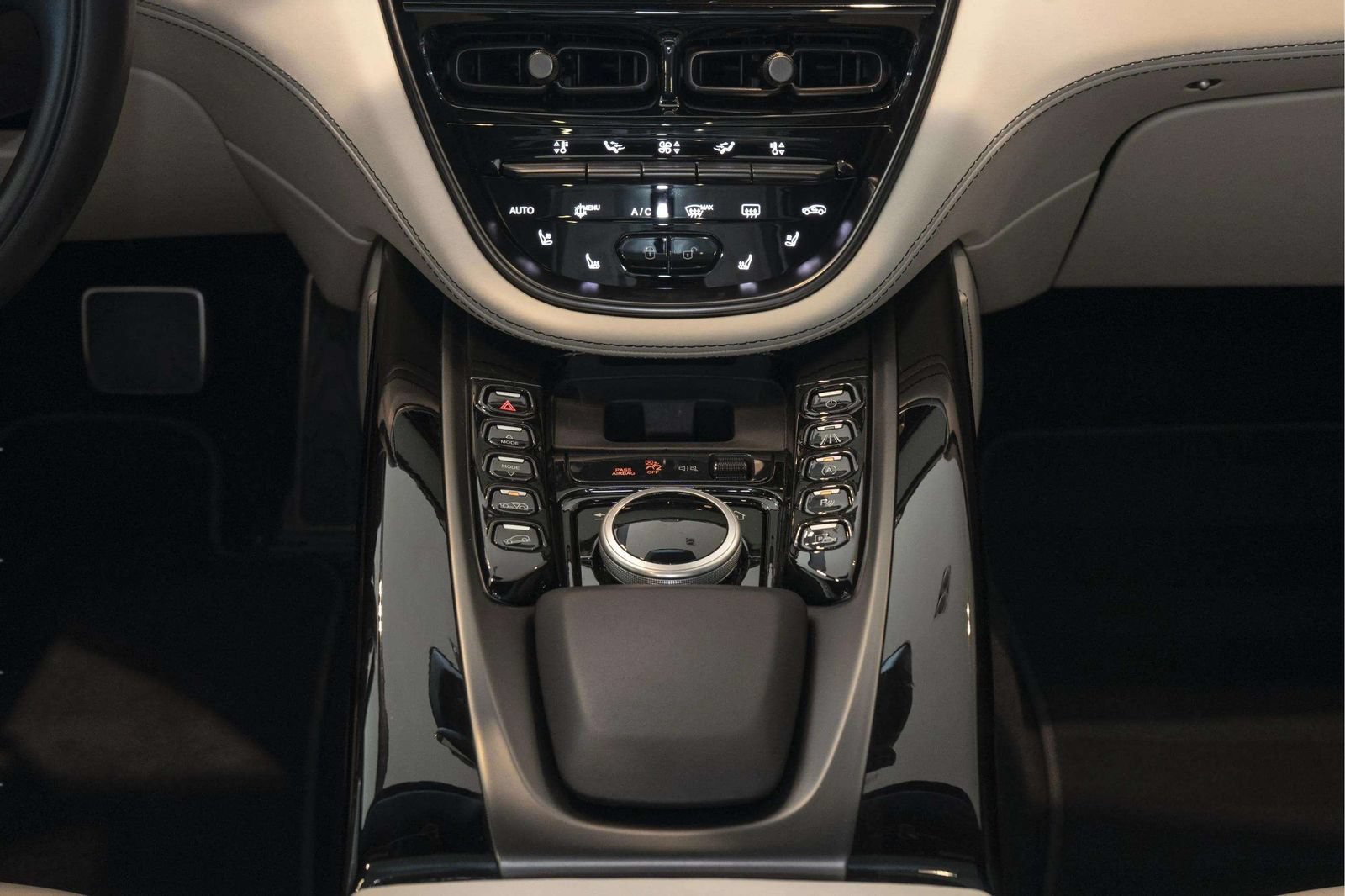 Used 2024 Aston Martin DBX AWD/4WD image 36