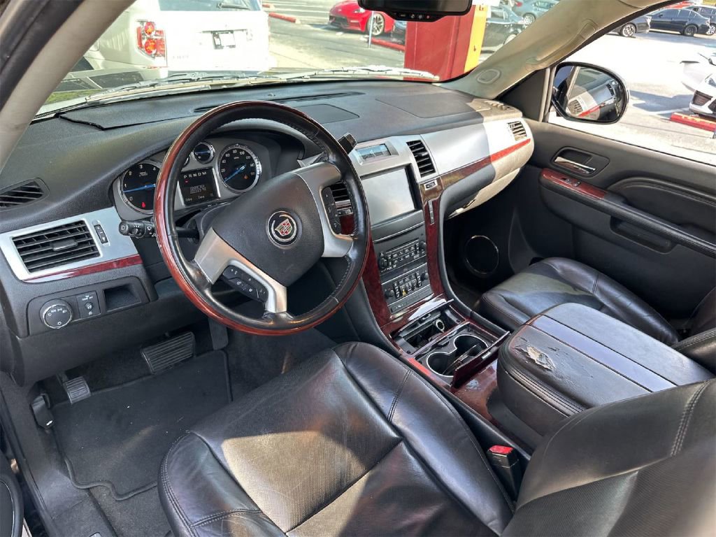 Used 2011 Cadillac Escalade ESV Luxury image 6