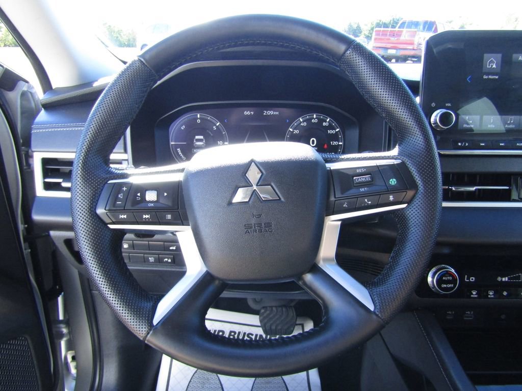 Used 2023 Mitsubishi Outlander SE image 15