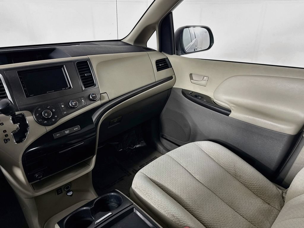 Used 2011 Toyota Sienna LE w/ Towing Pkg AWD/4WD image 24