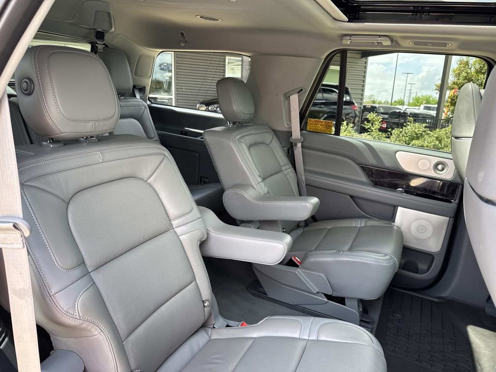 Used 2020 Lincoln Navigator Reserve w/ Luxury Package image 11
