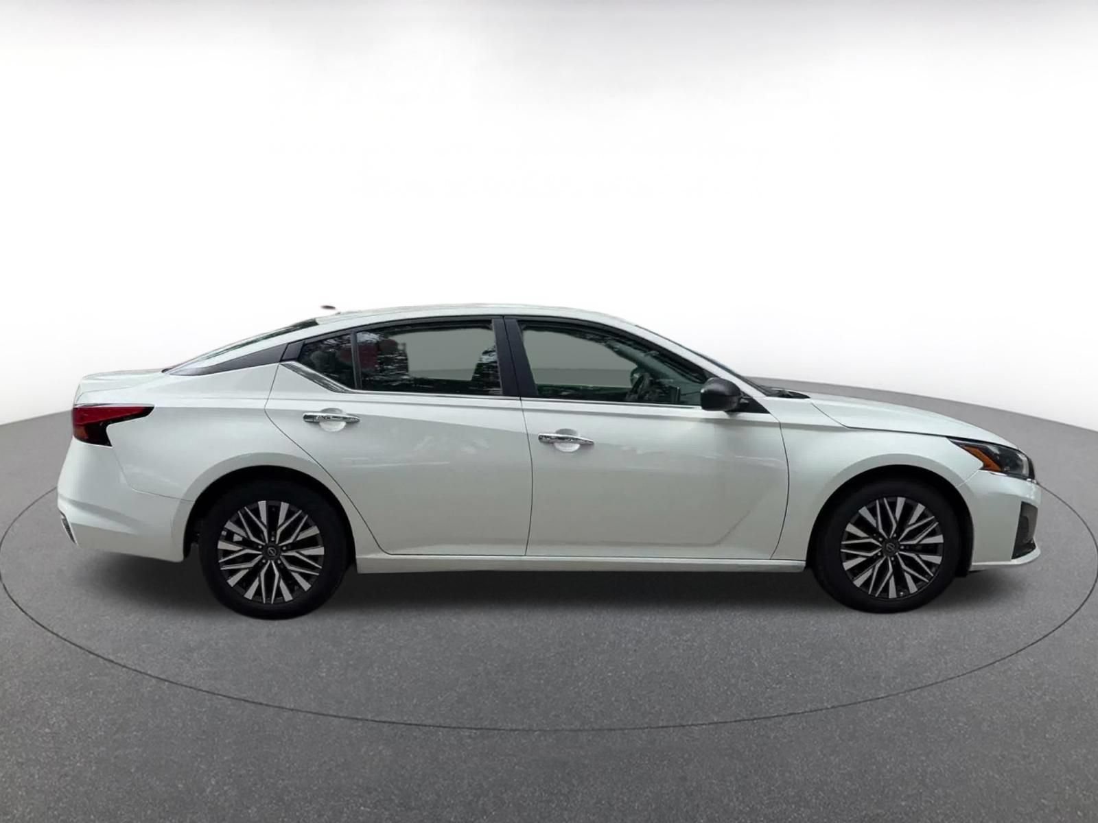 Used 2025 Nissan Altima 2.5 SV FWD image 13