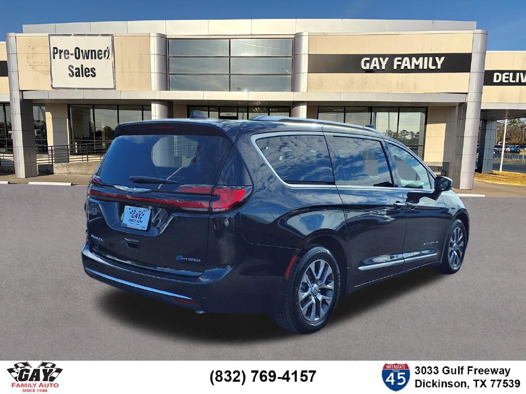 Used 2021 Chrysler Pacifica Pinnacle FWD image 2