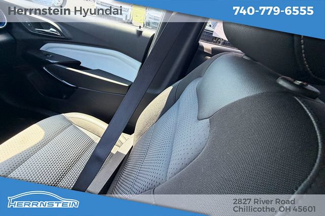 Used 2025 Chevrolet Trax LT FWD image 11