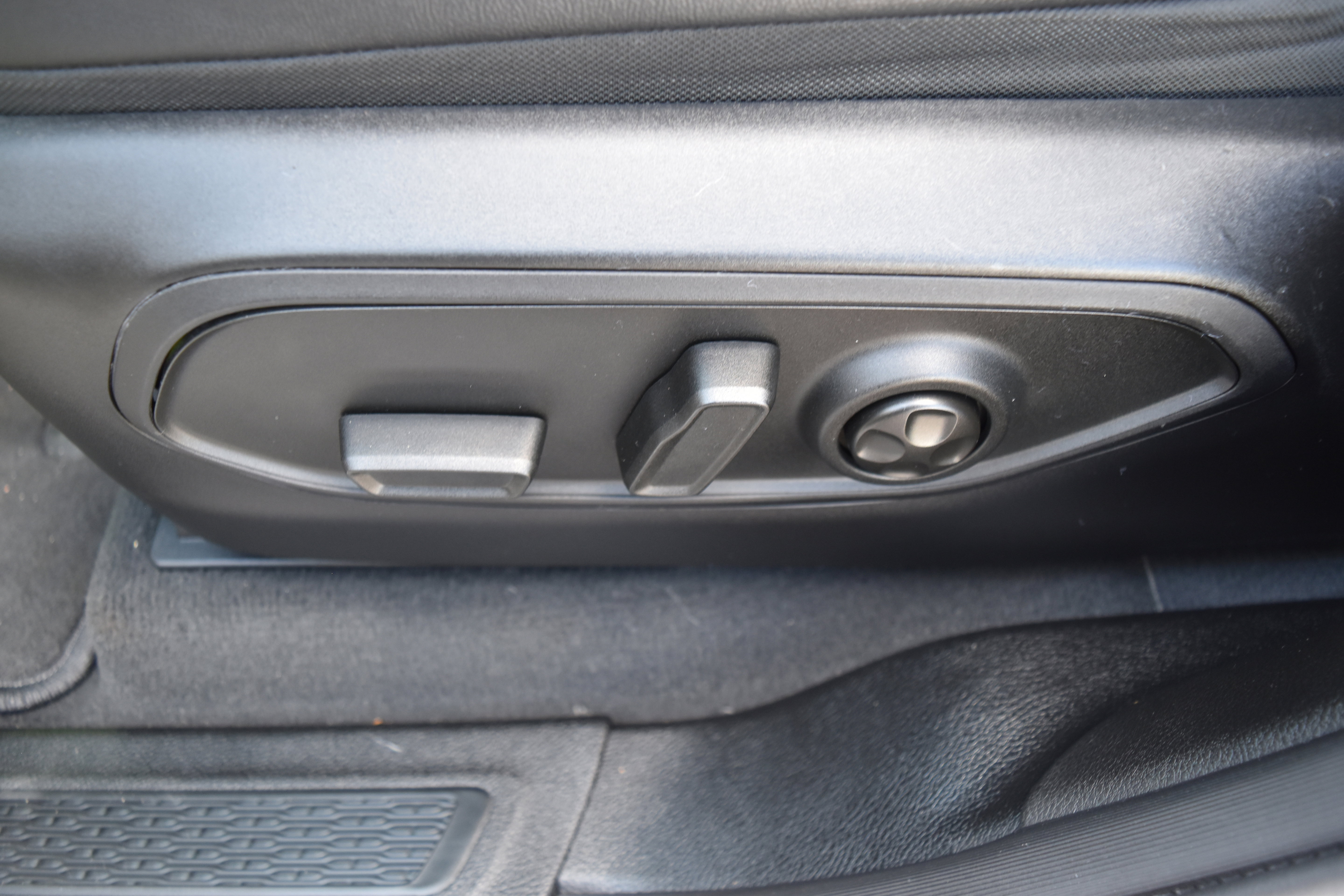 Used 2023 Jeep Grand Cherokee Limited w/ Luxury Tech Group II AWD/4WD image 14