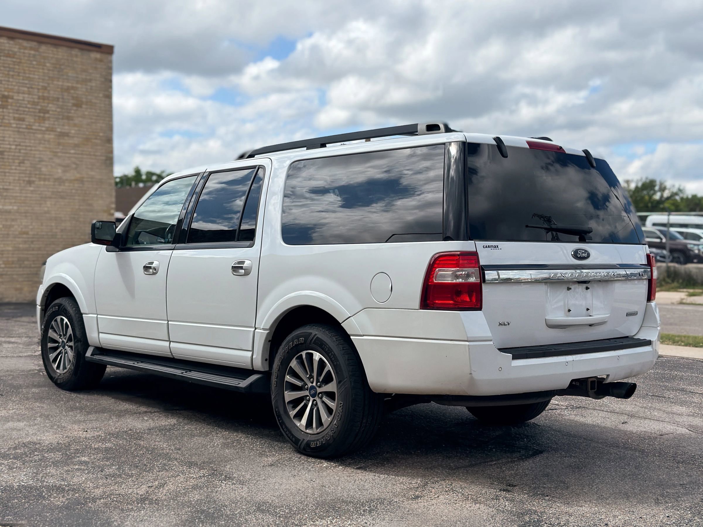 Used 2017 Ford Expedition EL XLT w/ Equipment Group 202A AWD/4WD image 3
