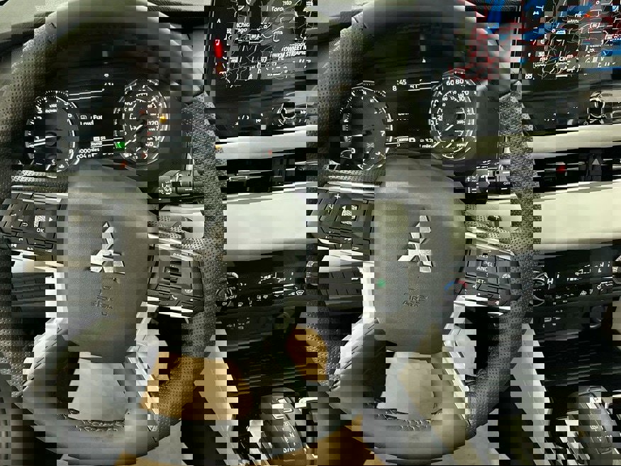 New 2025 Mitsubishi Outlander SE image 10