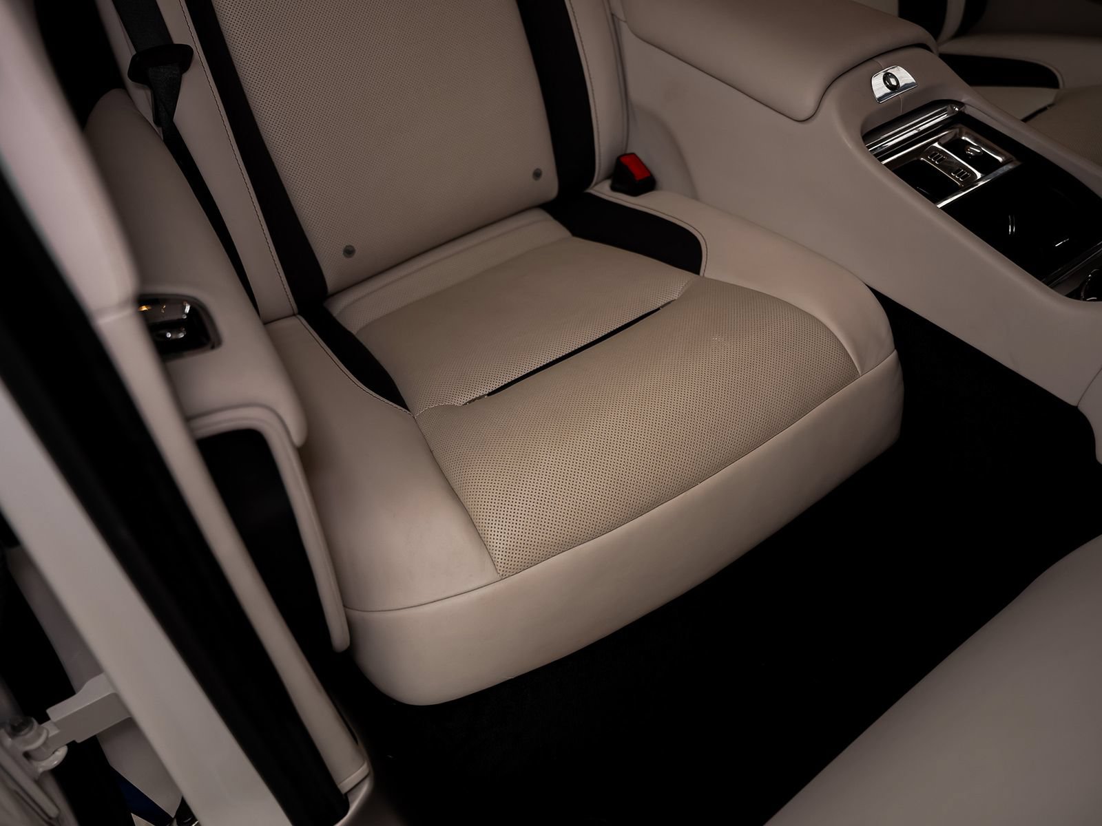 Used 2018 Rolls-Royce Wraith RWD image 37