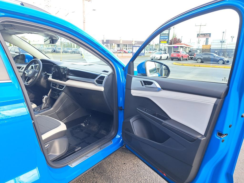 Used 2025 Volkswagen Taos SE AWD/4WD image 16