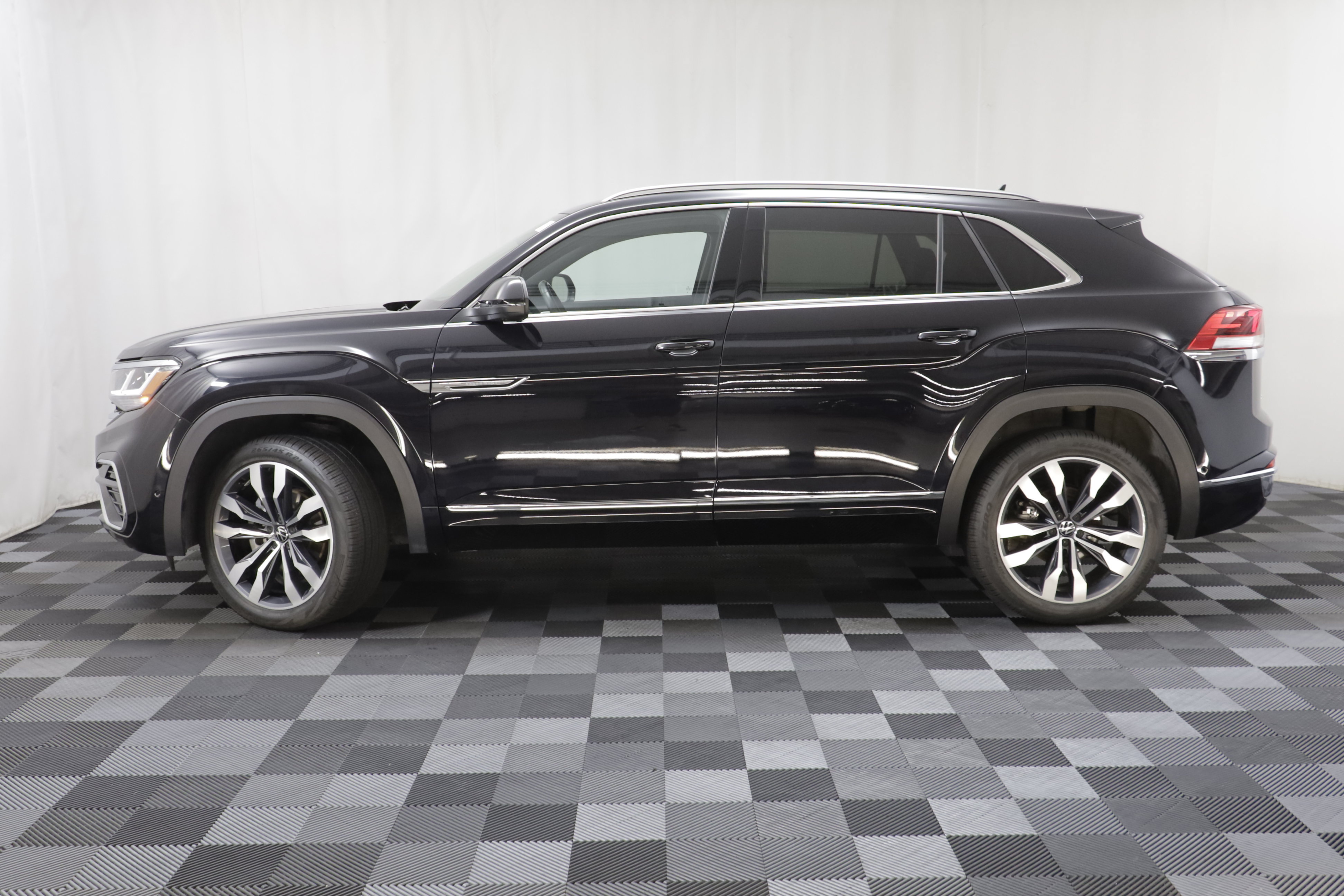 Used 2023 Volkswagen Atlas Cross Sport SEL Premium R-Line AWD/4WD image 4