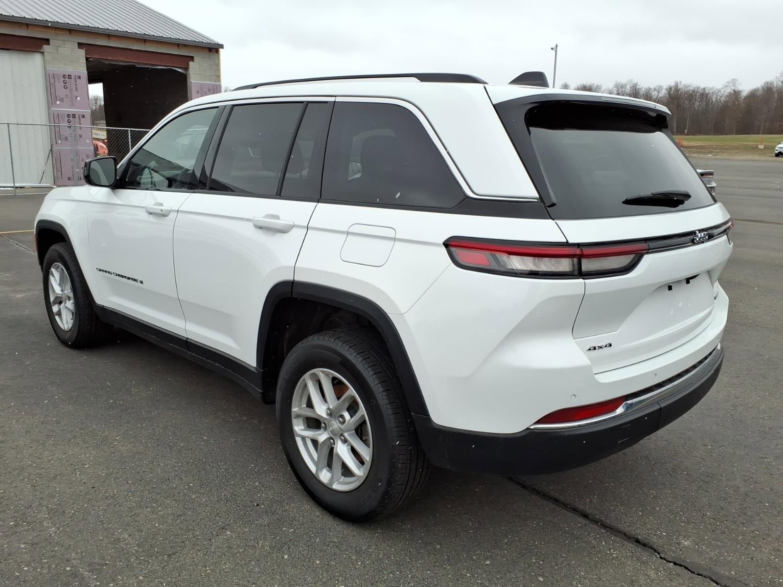 Used 2023 Jeep Grand Cherokee Laredo w/ Luxury Tech Group I AWD/4WD image 7