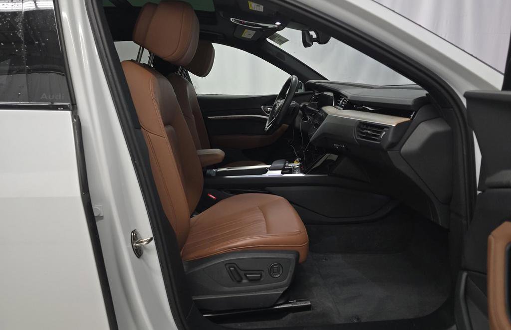 Used 2024 Audi Q8 e-tron Premium Plus image 8