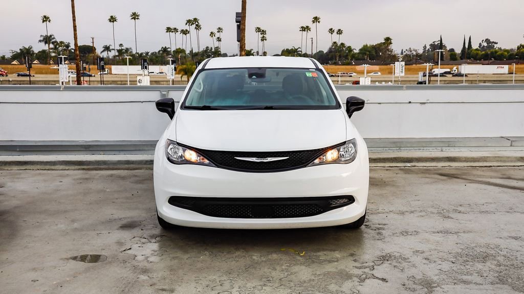 Used 2024 Chrysler Voyager LX image 3