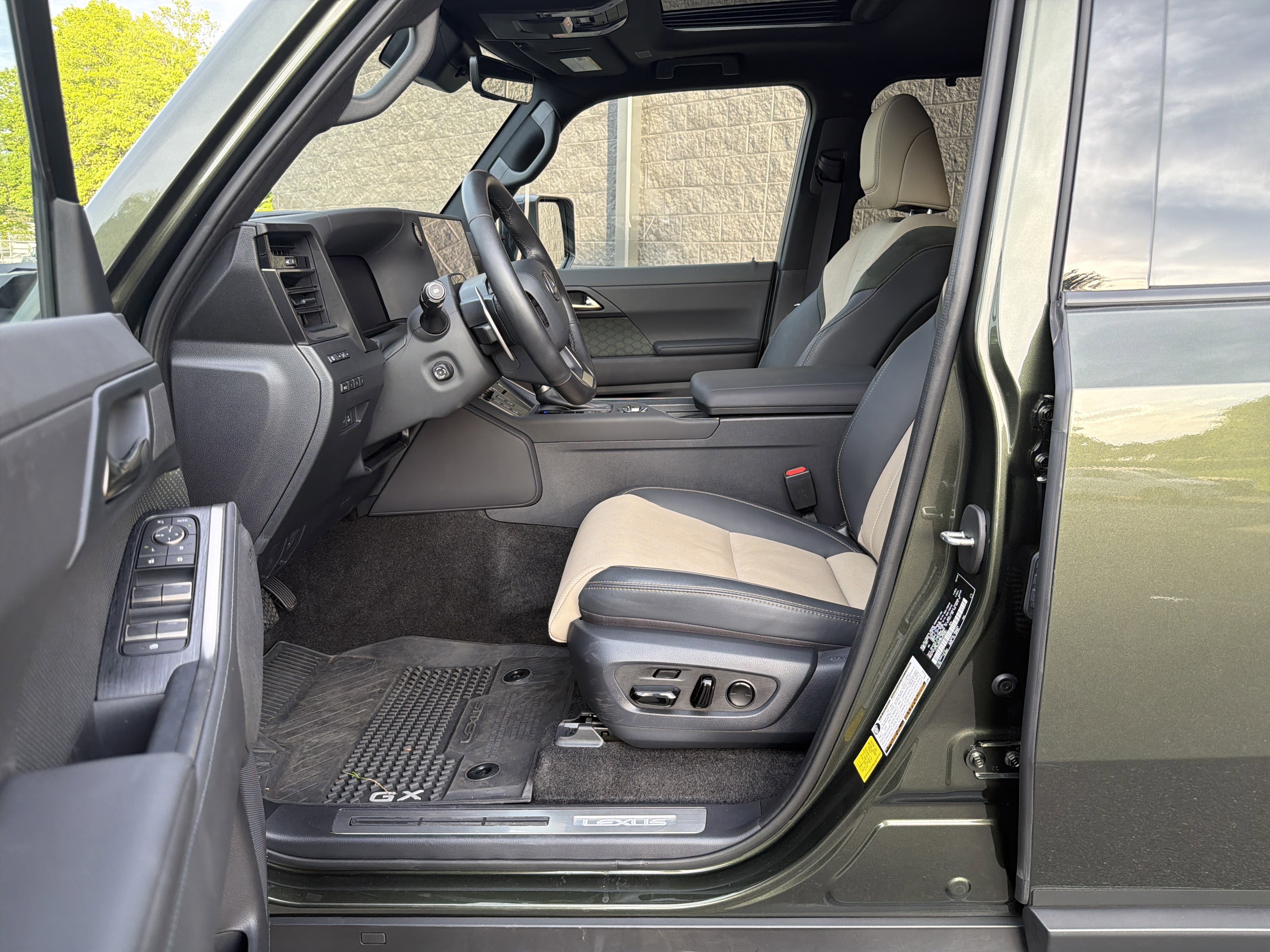 Used 2024 Lexus GX 550 image 16