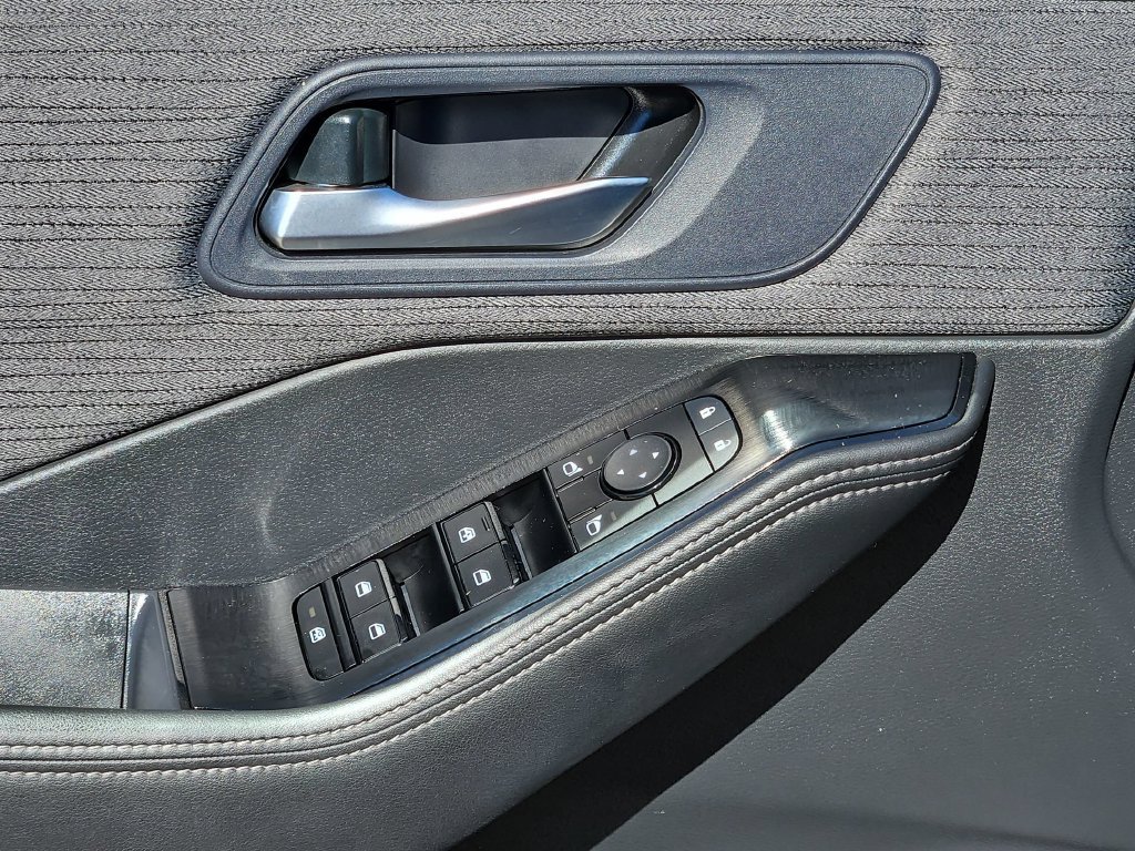 Used 2023 Nissan Rogue SV FWD image 15