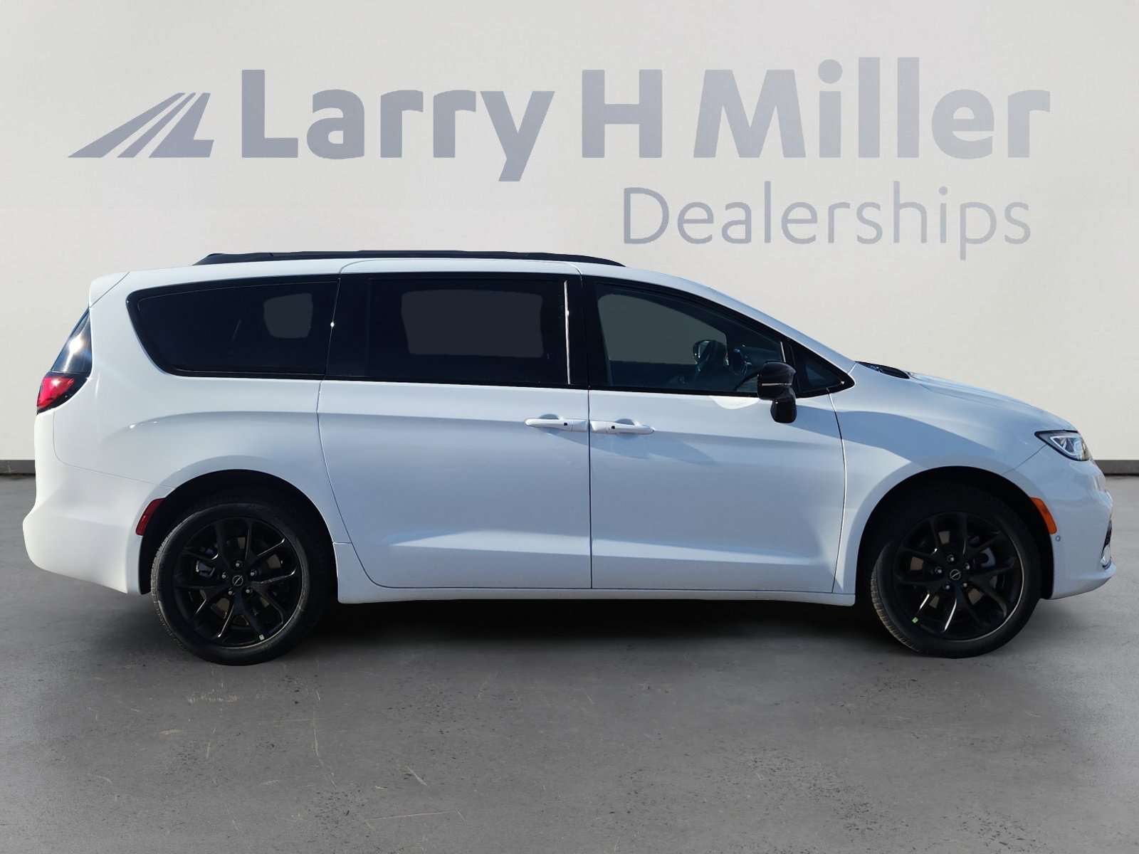New 2026 Chrysler Pacifica Limited w/ S Appearance Package AWD/4WD image 7