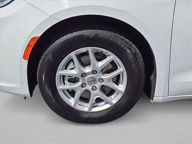 Used 2021 Chrysler Pacifica Touring-L FWD image 23