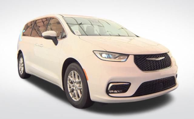 Used 2023 Chrysler Pacifica Touring-L image 3