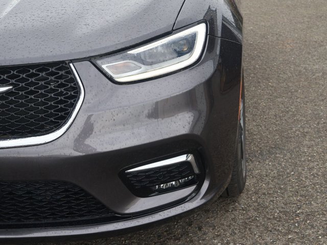 Used 2021 Chrysler Pacifica Limited w/ Uconnect Theater Family Group image 9